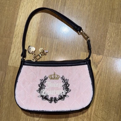 Mini Cartera Muñequera “Juicy Couture” Royal Couture Rosa Arcilla Momento Real Foto 1 de 4