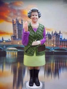 Solar Queen Equestrian Edition Kikkerland Queen Elizabeth II Waving Figur - Bild 1 von 4