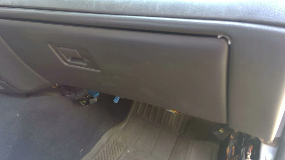 2003 - 2005 年福特 Crown Victoria 手套盒黑色装饰 =HW 原始设备制造商 5W7Z54060T10AAB — 第 1/1 张图片