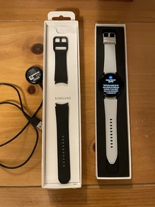 Samsung Galaxy Watch 4 44 mm boîtier en aluminium bracelet en caoutchouc noir - noir excellent état - Photo 1 sur 5