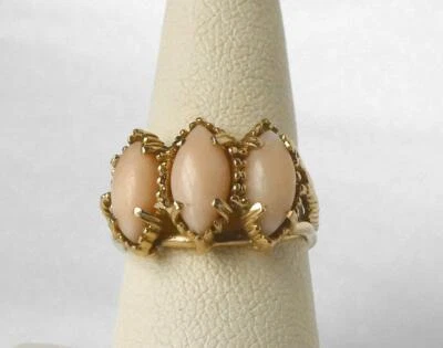 Anillo Estate Oro 14k Piel de Ángel Coral 3 Piedras Bisel Festoneado Banda 4.6 gr Talla 6.5 Foto 1 de 4