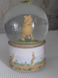 Globo de nieve musical Disney Winnie the Pooh y lechón a 16 cm de altura, día fangoso, - Imagen 1 de 5