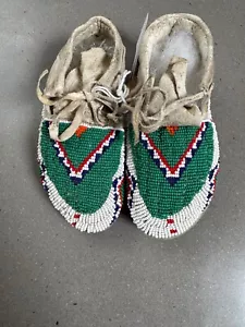 Native American beaded childs moccasins - Picture 1 of 4