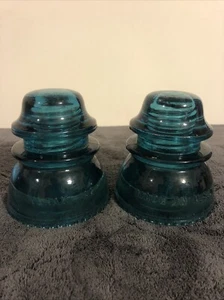 HEMINGRAY GLASS INSULATOR #42 AQUA BLUE GREEN BEADED BOTTOM MADE IN USA Lot Of 2 - Foto 1 di 1