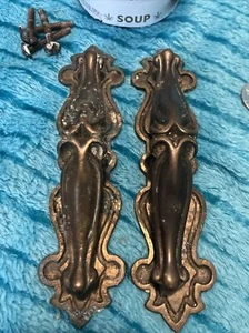 2 tirones de mango de latón adornados de estilo tradicional inglés vintage con placas traseras - Imagen 1 de 15