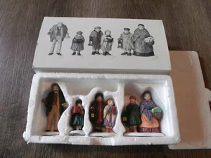 DEPARTMENT 56 DEPT 56 CAROLERS ON THE DOORSTEP 4er SET DORF ZUBEHÖR - Bild 1 von 1