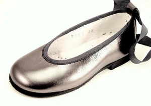 DE OSU -Spain -Girls Silver Leather Ballet Flats -European -Dess Shoes -Sz 7-8 - Picture 1 of 5