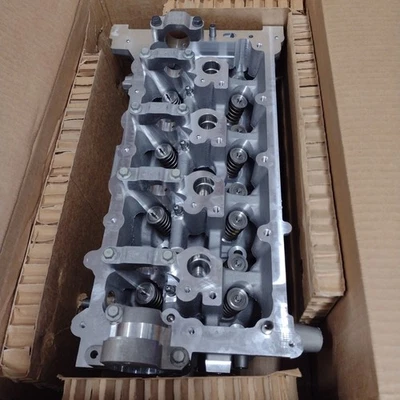 Conjunto de culata de motor Mopar 2,4 L i4 genuino OEM 68641995AA Foto 1 de 4