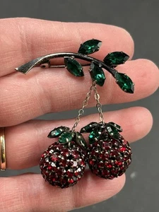 Spilla ciliegie frutta penzolanti strass rossi e verdi firmata Austria vintage - Foto 1 di 12
