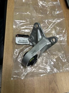 Genuine Rear Right Differential Mount Bracket For Mitsubishi Outlander 2.2D 2016 - Picture 1 of 7