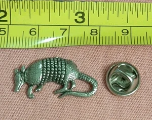Vintage silberfarbenes Gürteltier Texas Wüste Tier Anstecknadel - Bild 1 von 4
