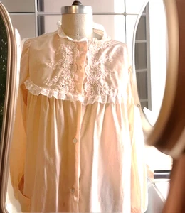 Vintage Barbizon Pfirsich lang Button Down Morgenmantel Stickerei Spitze mittelgroß oder groß 46" Brustumfang - Bild 1 von 8