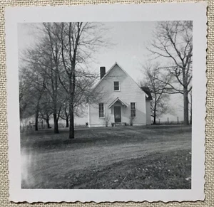 Vintage Foto 1950er Haus oder Kirche Winter gewellter Rand schwarz & weiß 3,5"x3,5" - Bild 1 von 4