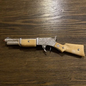 % 1950's DIECAST DAVY CROCKETT 9” LONG CAP Rifle Spit Fire Needs Repair - Picture 1 of 8