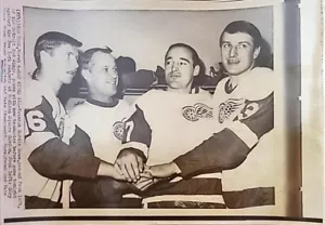 1968 GORDIE HOWE GARY UNGER FRANK MAHOVLICH NHL HOCKEY PHOTO PETE STEMKOWSKI AHL - Picture 1 of 7