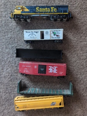 N Scale Locomotive Santa Fe B23-7 #1893 + 5 cars loco tested - Image 1 of 4