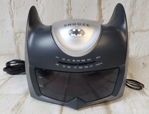 2005 DC Comics Batman Alarm AM/FM Clock Radio with Projector Projection KSM6007 Cover