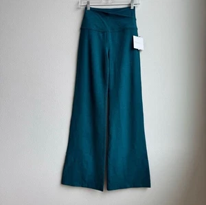 Neu mit Etikett Beyond Yoga Space Dye At Your Leisure Bootcut-Leggings deochgrün Größe Medium - Bild 1 von 4