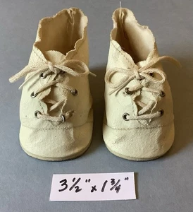 VINTAGE CREMEFARBENE SCHNÜRSCHUHE WACHSTUCH PUPPENSCHUHE mit original Schnürsenkeln - Bild 1 von 9