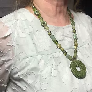 Collar de cuentas de vidrio vintage hecho a mano Estate 14 pulgadas verde grande colgante princesa - Imagen 1 de 12