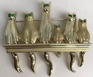Vintage signierte AJC goldfarbene Brosche Anstecknadel 6 Katzen auf einem Regal grüne Augen - Bild 1 von 5