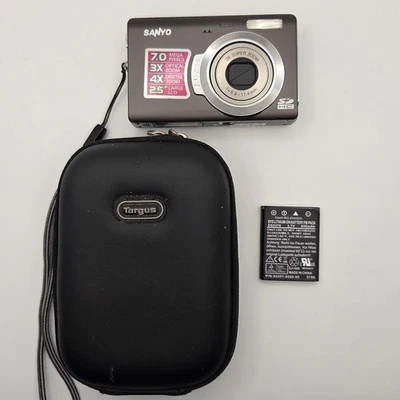 Sanyo VPC-T700 Digital Camera 7 MP Tested Targus Case Battery Screen Pixels Out - Image 1 of 4
