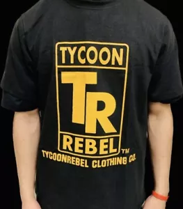 TYCOONREBEL ABBIGLIAMENTO CO. GIALLO TYCOON LOGO NERO T SHIRT UOMO TAGLIA XL NUOVA - Foto 1 di 8