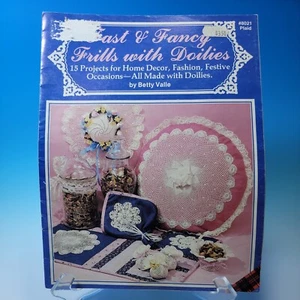 Fast & Fancy Rüschen mit Deckchen 15 Projekte kariert #8021 Home Crafts - Bild 1 von 2