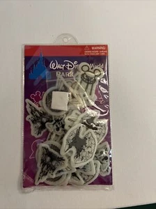 Disney World Park Ikonen leuchten in den dunklen Formen. - Bild 1 von 3