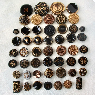 Surtido de 50 botones antiguos y vintage de vidrio negro con caña con brillo dorado Foto 1 de 4
