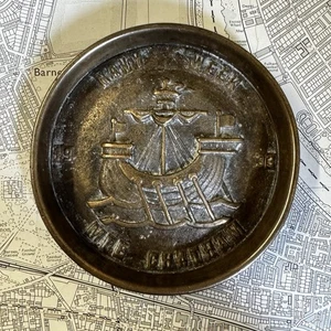 Plato de latón vintage conmemorativo Navy Week 1933 MTE Chatham - Imagen 1 de 5