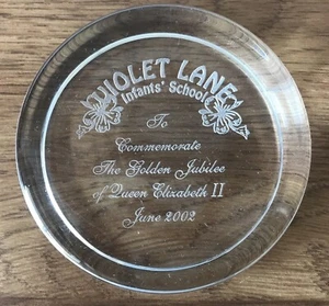 2002 Violet Lane Kleinkinder Schule Goldenes Jubiläum Gedenk Glas Briefbeschwerer - Bild 1 von 12