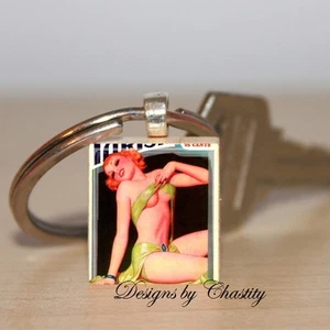 Pinup Girl Schlüsselanhänger Scrabble gelb Bikini roter Kopf Vintage Kunst Pin UP Girl - Bild 1 von 1