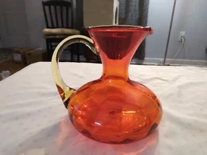 Vintage Brocca in vetro BLANKO rossa con bordi gialli e manico - soffiata a mano - Foto 1 di 4