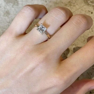 Anillo solitario de diamantes cultivados en laboratorio de 1 quilate corte princesa certificado IGI de oro amarillo de 14 k Foto 1 de 4