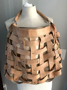 Borsa a tracolla PIKOLINOS in pelle marrone intrecciata con borchie SPAGNA borsa a trama grande - Foto 1 di 23