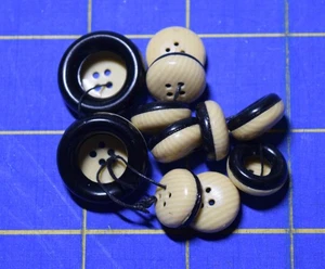 3984 11 antike 2 teilige runde Zelluloid Knöpfe, 4 Loch, schwarz und creme - Bild 1 von 1