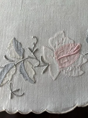 Peça central vintage DOILY madeira bordada/aplicado rosa rosa 13” x 18” linho - Imagem 1 de 4