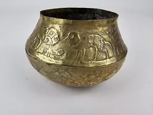 Antikes nahöstliches persisches Messing Repousse Gefäß Eimer Schale Schale Tiere - Bild 1 von 12