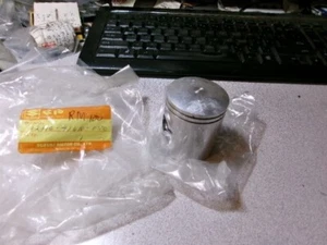 1976-78 SUZUKI RM100 RM100B RM 100 PISTON 2ND O/S 0.50 NOS OEM 12110-41610-050 - Picture 1 of 6