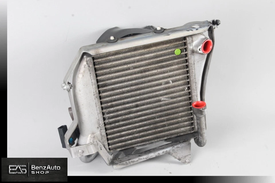 Cubierta del ventilador del motor del radiador del enfriador de aceite del motor Mercedes W204 C63 AMG con soporte OEM Foto 1 de 4