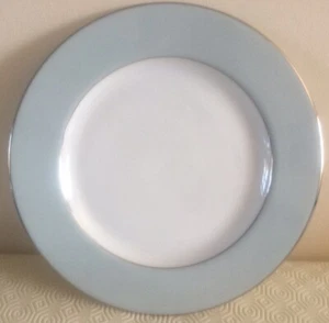 FAIRMONT & MAIN 27 cm Blue And White CHELTENHAM DINNER PLATES FRRE POSTAGE - Picture 1 of 4