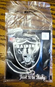 Spilla bavero/cappello RAIDERS, JUST WIN BABY, nuova, Las Vegas, Oakland, Los Angeles NFL - Foto 1 di 3