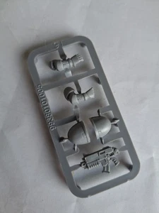 Warhammer 40K Space Marines Arms Weapon Shoulder Pad Plastic Sprue From 1998 - Picture 1 of 3