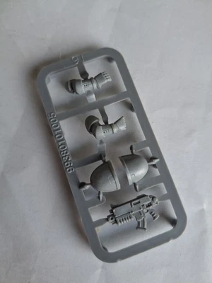Warhammer 40K Space Marines Arms Weapon Shoulder Pad Plastic Sprue From 1998 - Image 1 of 3