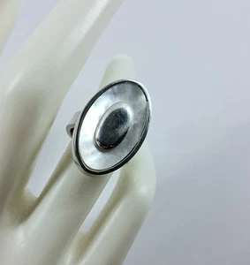 Anello in argento 925 rodiato lucido con madreperla bianca naturale ovale - Foto 1 di 7
