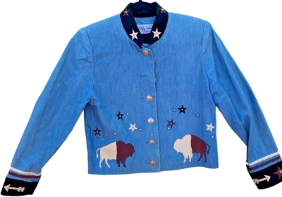 Jaqueta cropped jeans escovada bordada BMW Designs feminina pequena com FLAWS - Imagem 1 de 4