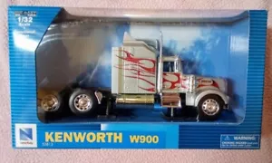 New Ray Kenworth W900 Tractor Silver with Tribal Flames 1:32 Scale - Imagen 1 de 2