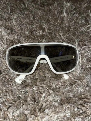 Gafas de sol Miu Miu blancas con escudo Foto 1 de 4