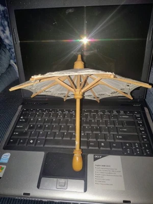 Винтажная миниатюрная кукла зонтик деревянная рама - Изображение 1 из 4